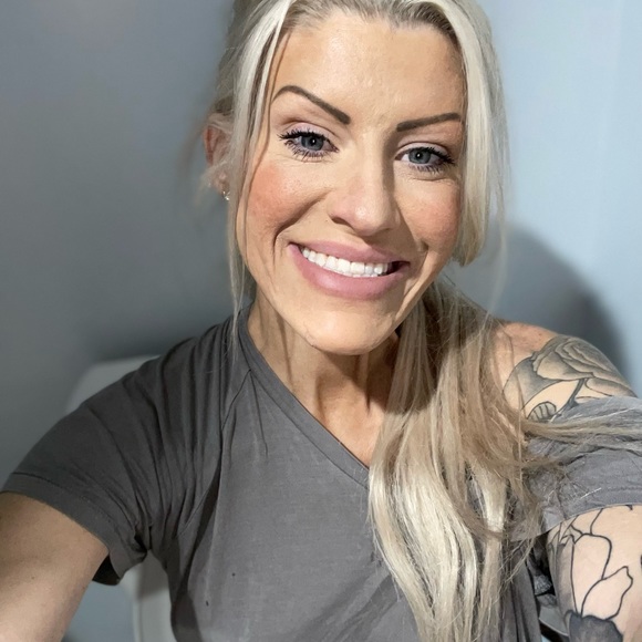 Meet your Posher, Amanda Rae - Picture 5 of 5